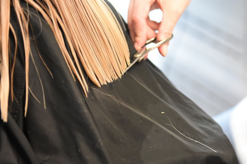 Corte de cabelo loiro com acabamento na tesoura