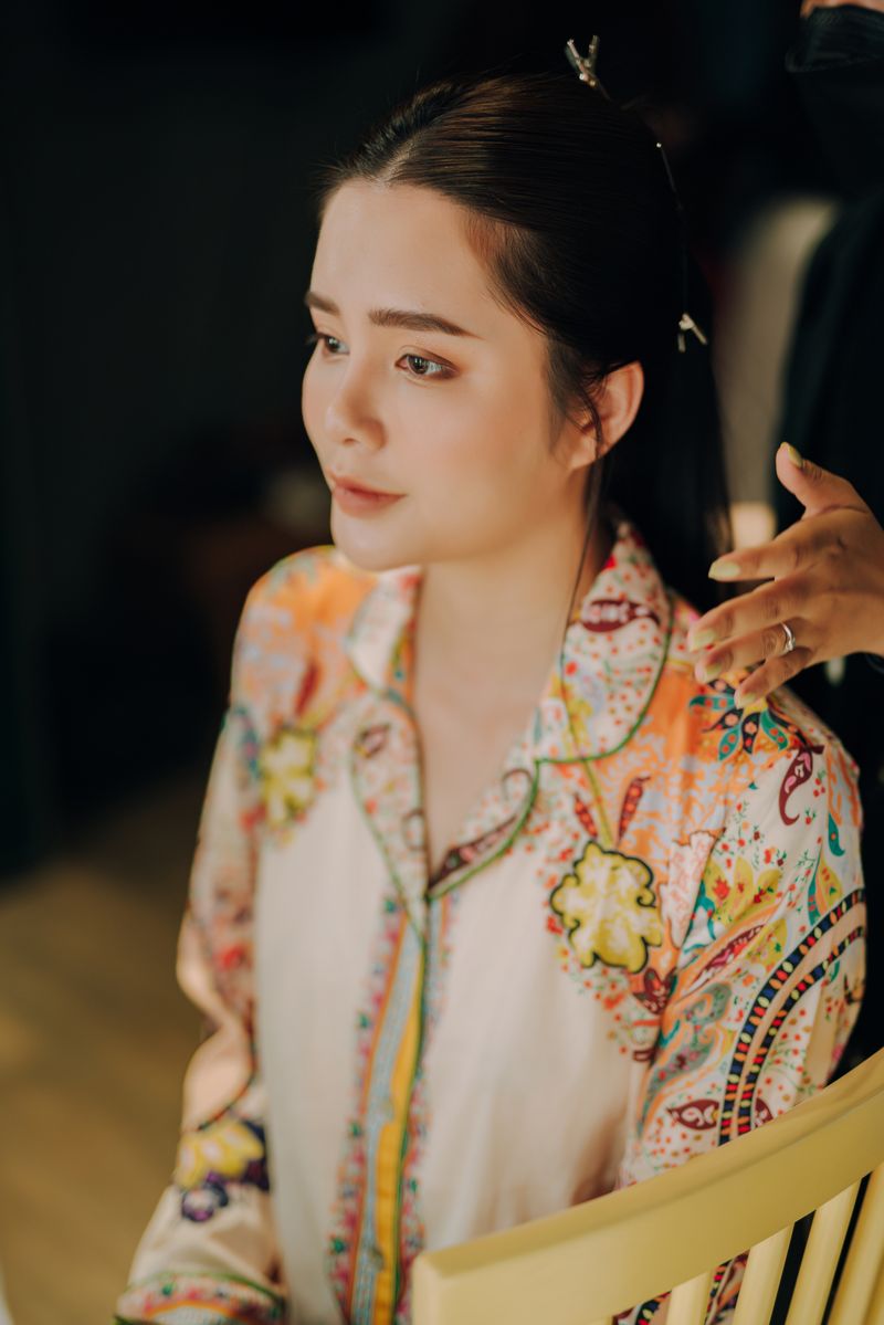Penteado elaborado para festa, cabelo preso com acabamento elegante