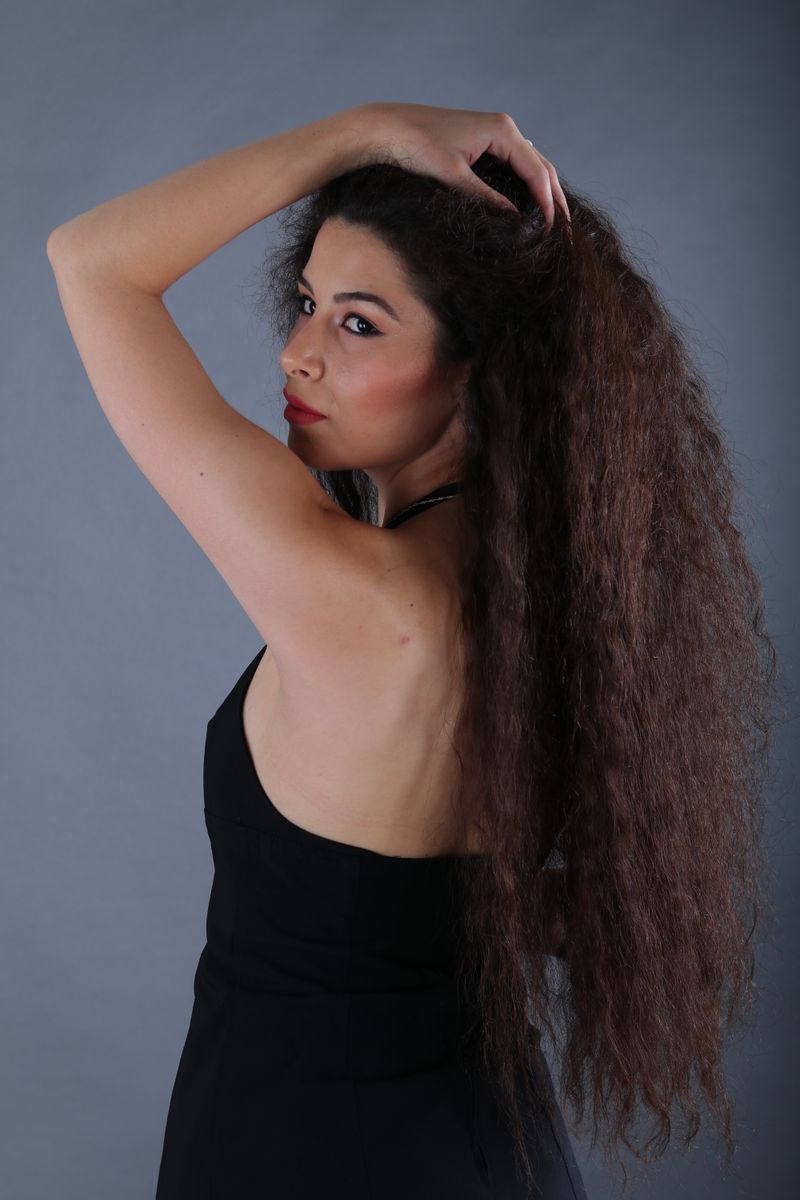 Cabelo cacheado longo e volumoso, cachos definidos